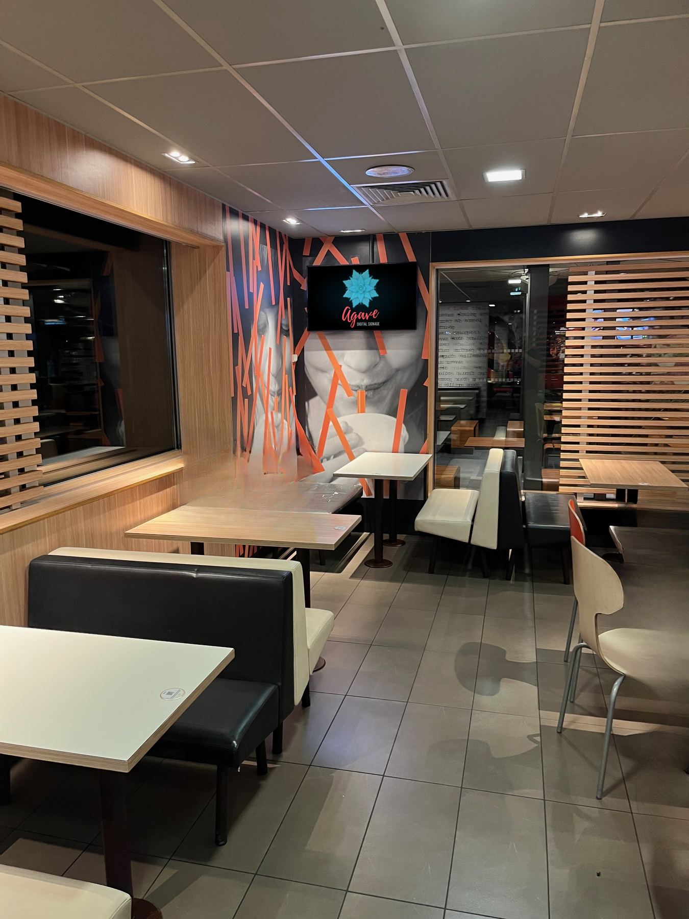 Écran Agave au fond d'une salle de restaurant