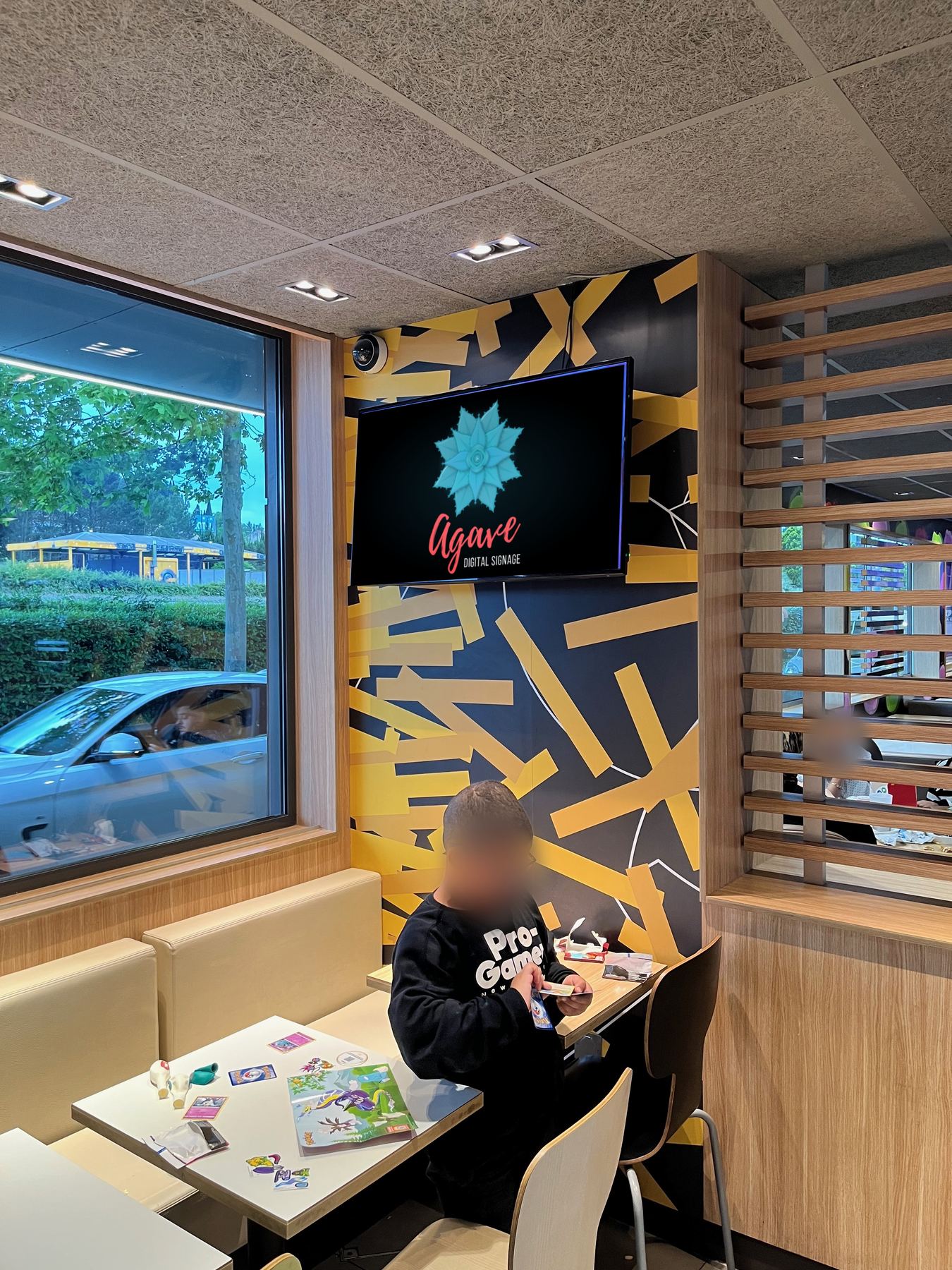 Écran Agave sur un mur graphique jaune et noir