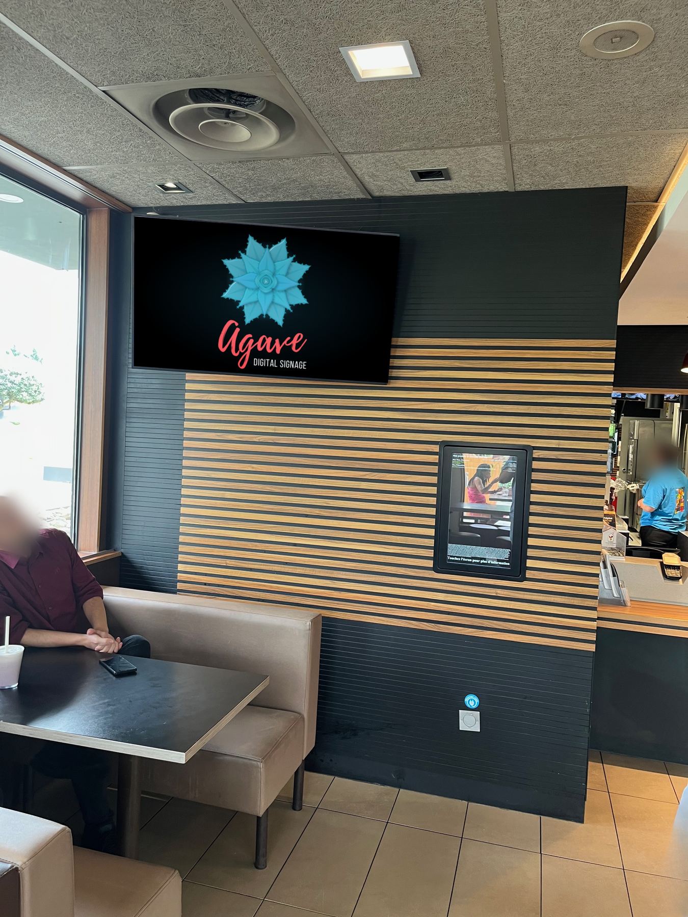 Écran Agave au mur d'une salle de restaurant