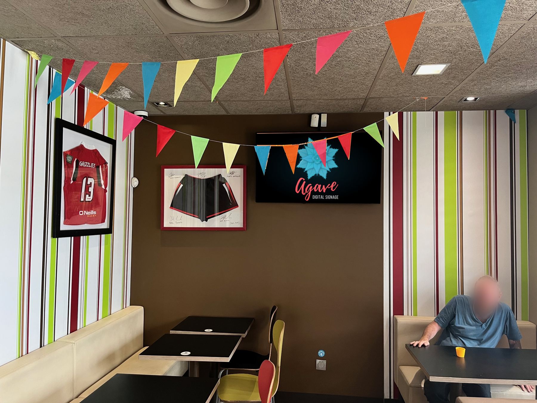 Écran Agave dans une salle décorée de fanions colorés