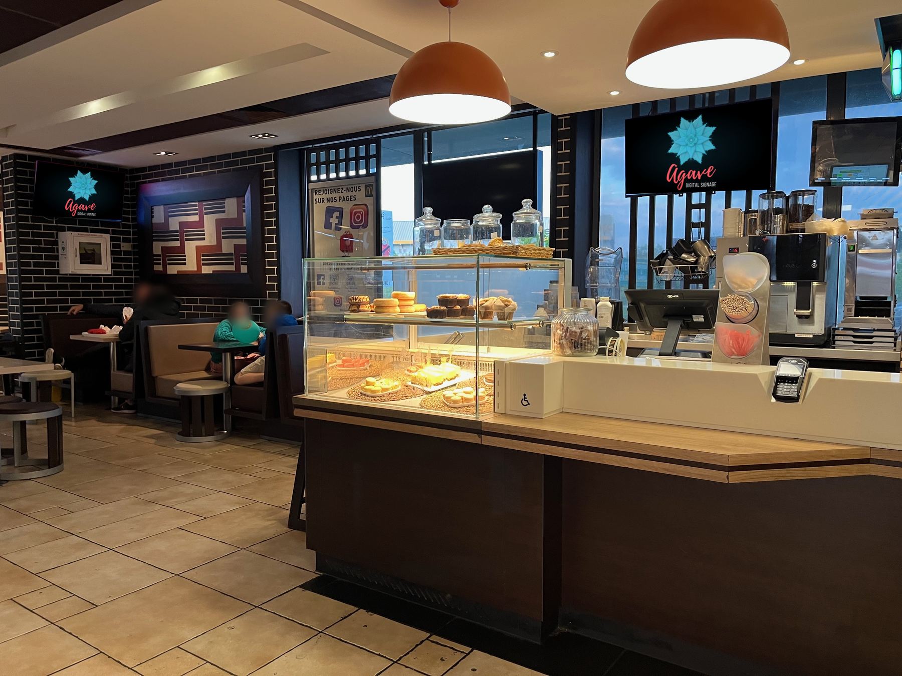 Écrans Agave au-dessus du comptoir et en salle