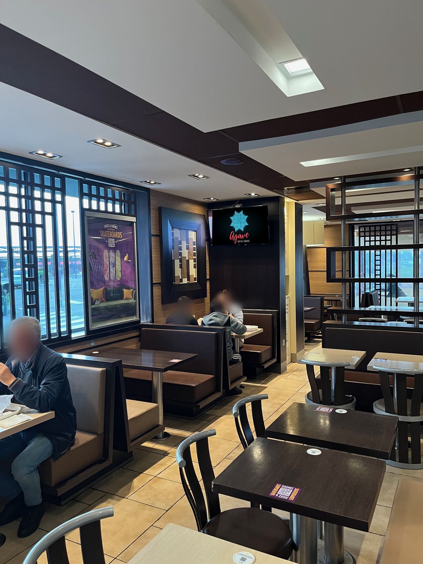 Écran Agave au-dessus de la salle d'un restaurant